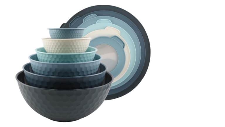 Nesting bowls with lids